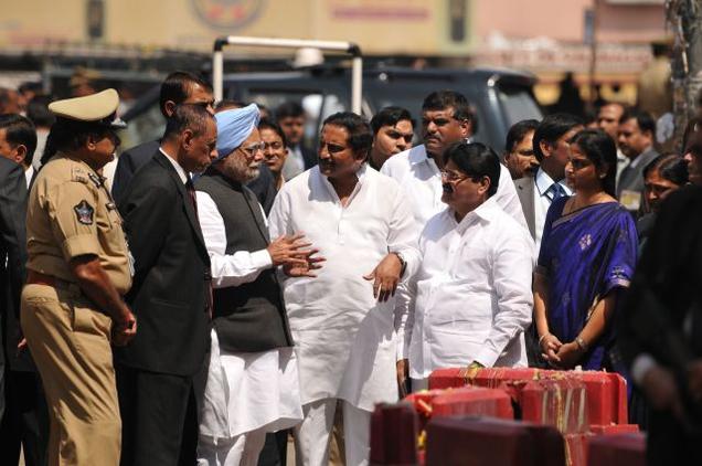 PM visits Hyderabad blasts site, PM to meet injured IN blasts, PM visits Hyderabad blast sites